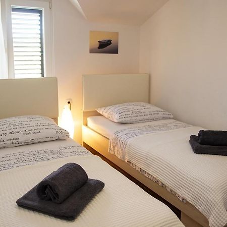 Kaprije Apartmani Tina I Ena Kültér fotó